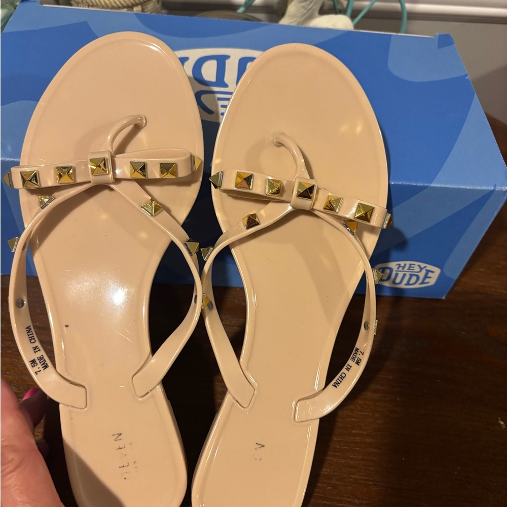 Women's Sandals Steve Madden Beige Gold Studded Flat Sandal - Size 7.5 worn 2x - Picture 8 of 8